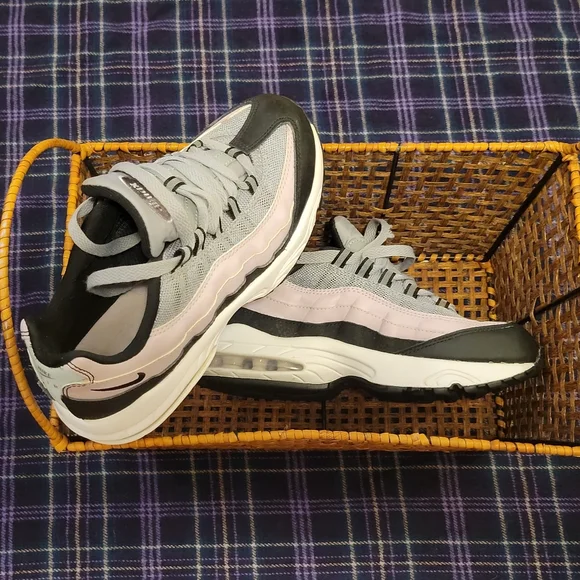 ❌️SOLD❌️ Girls Nike Air Max 95s Lilac, Grey, and Black Size 3 Youth - Picture 5 of 16